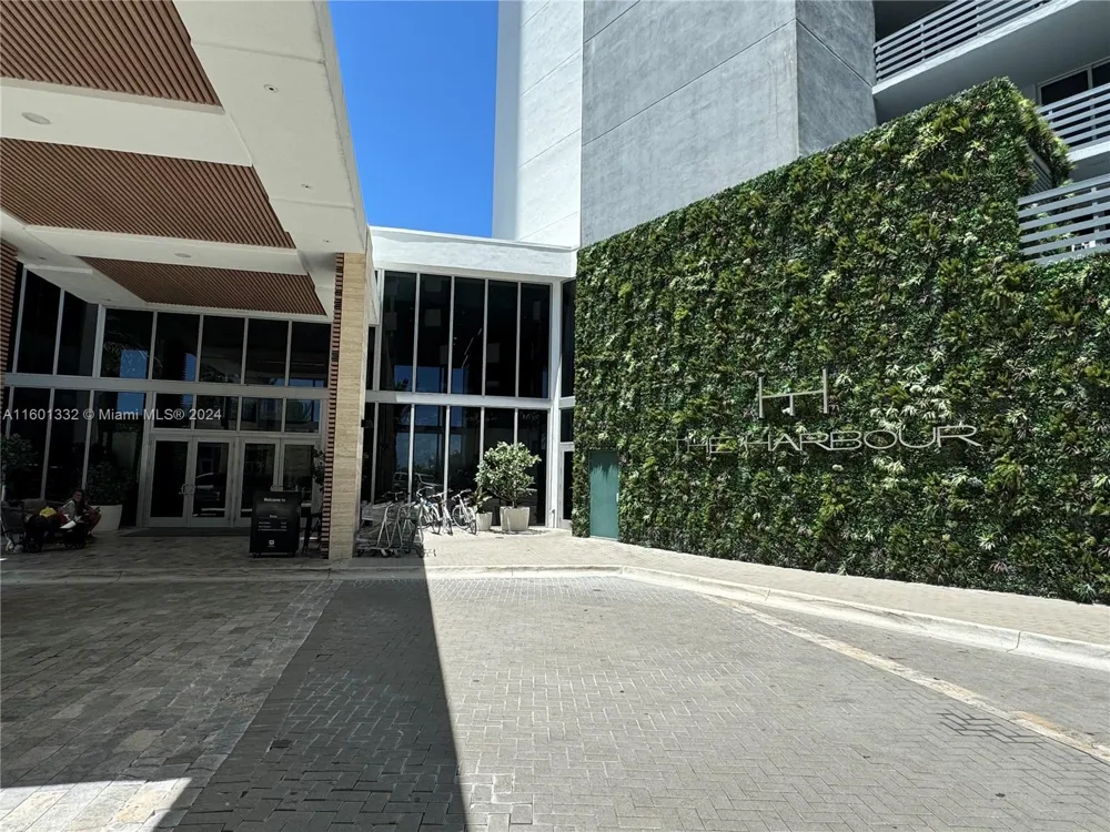 16385 Biscayne Blvd #2421 North Miami Beach, FL 33160