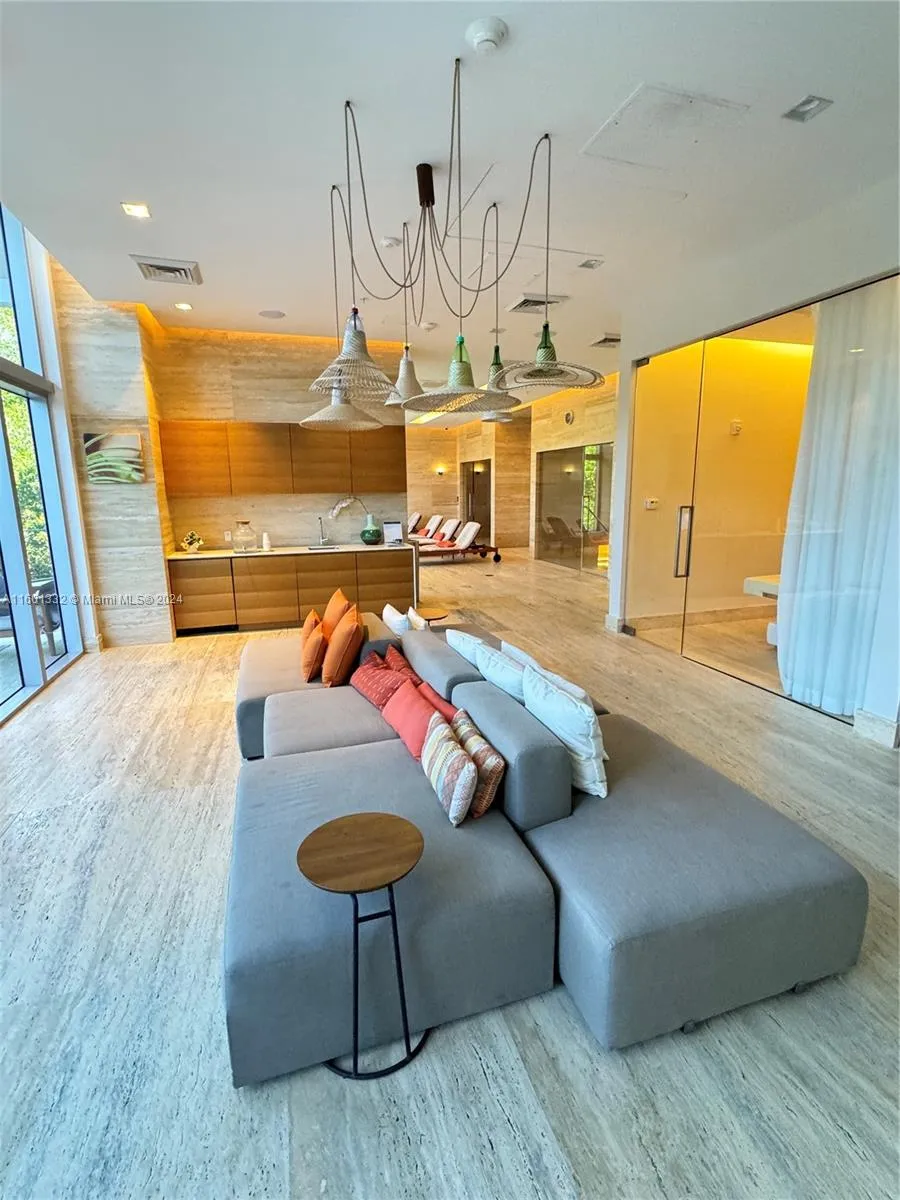 16385 Biscayne Blvd #2421 North Miami Beach, FL 33160