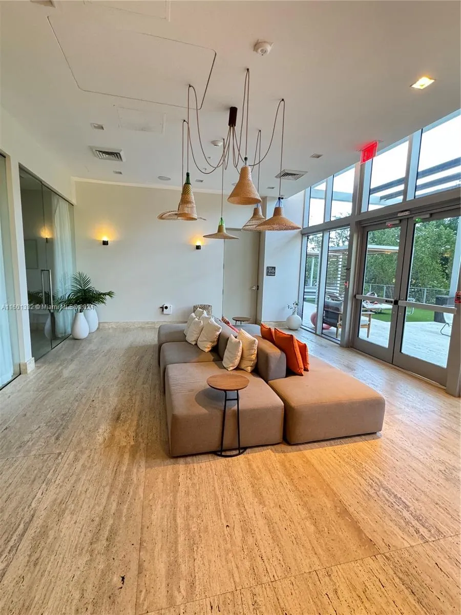 16385 Biscayne Blvd #2421 North Miami Beach, FL 33160