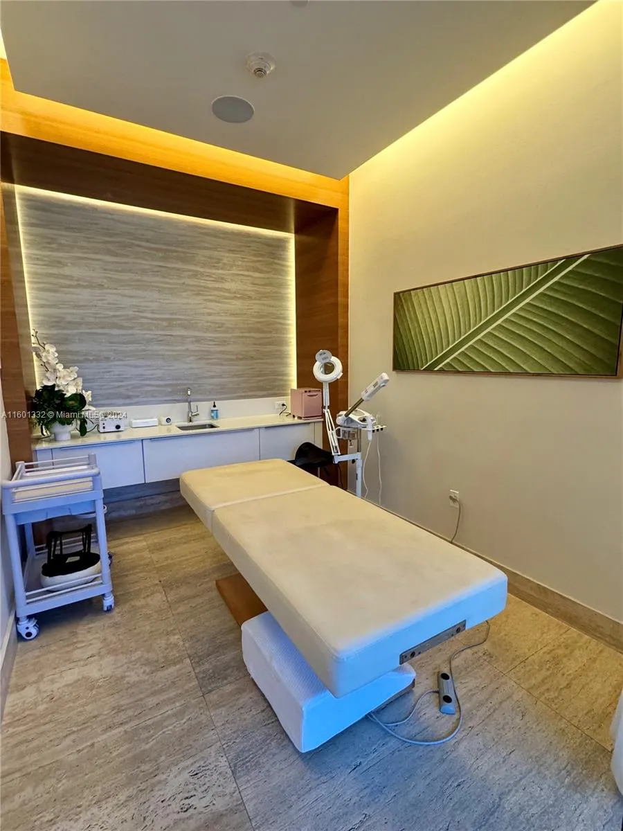 16385 Biscayne Blvd #2421 North Miami Beach, FL 33160