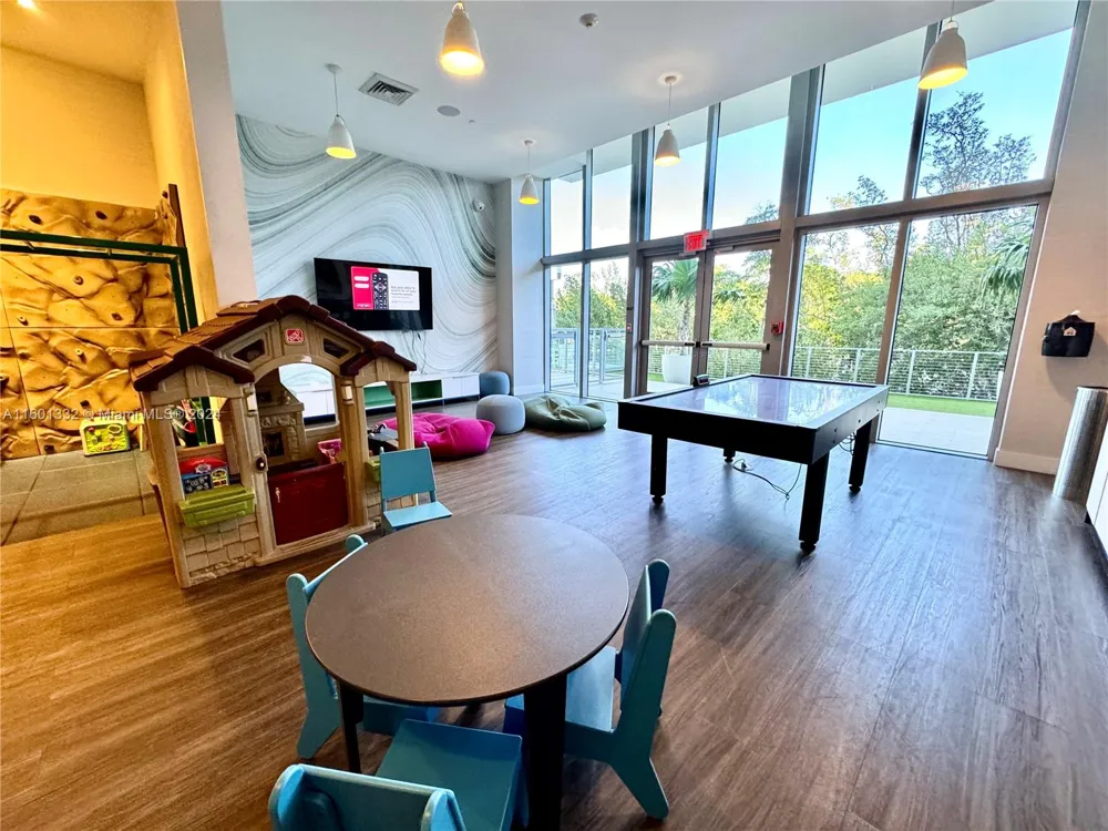 16385 Biscayne Blvd #2421 North Miami Beach, FL 33160