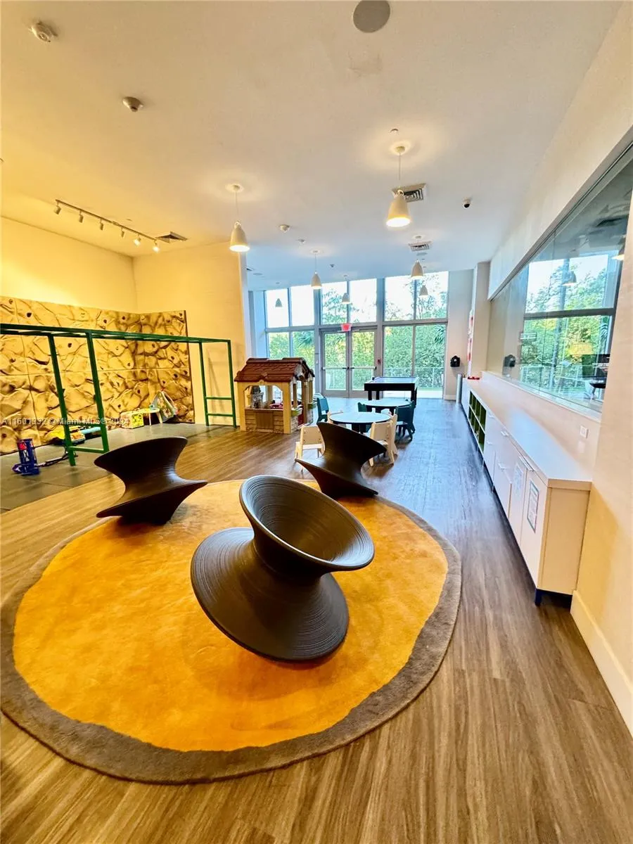 16385 Biscayne Blvd #2421 North Miami Beach, FL 33160
