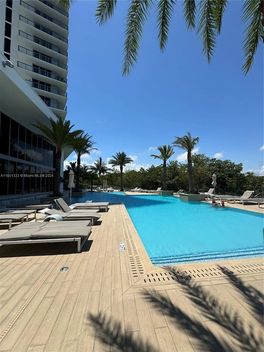 16385 Biscayne Blvd #2421 North Miami Beach, FL 33160