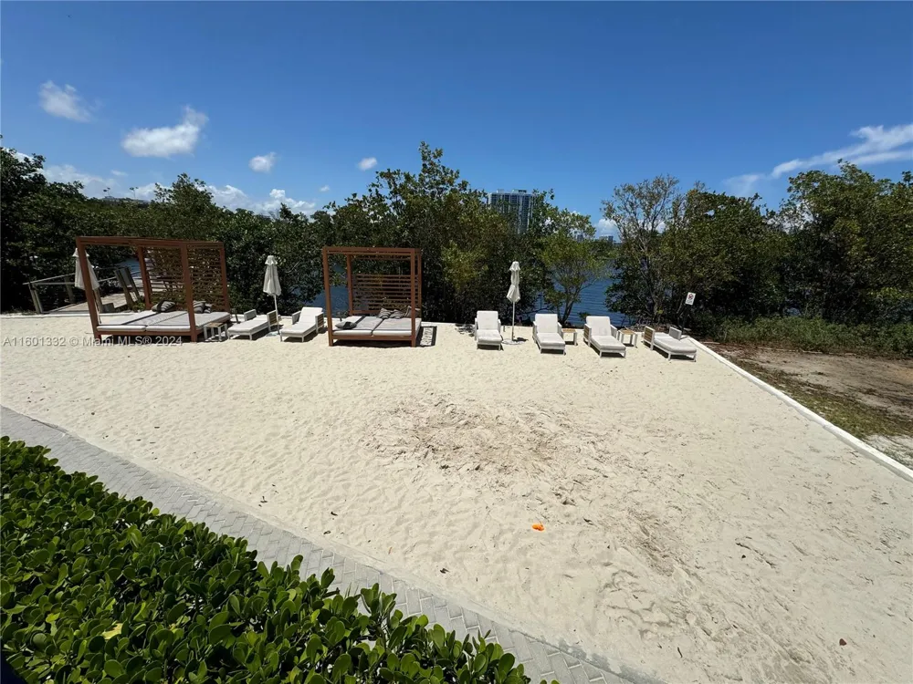 16385 Biscayne Blvd #2421 North Miami Beach, FL 33160