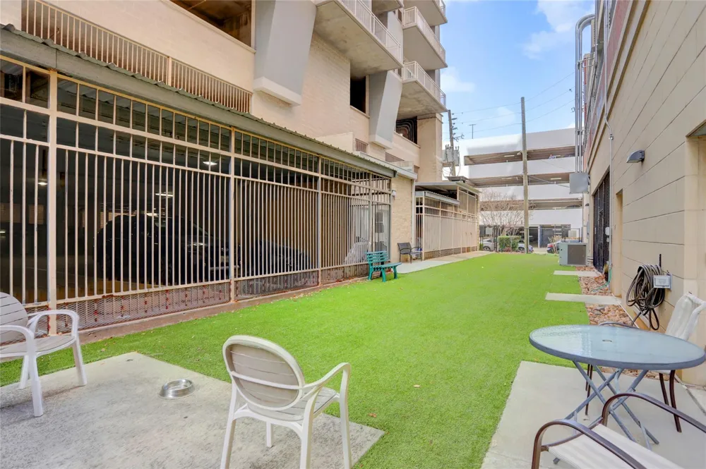 2520 Robinhood Street #1008 Houston, TX 77005