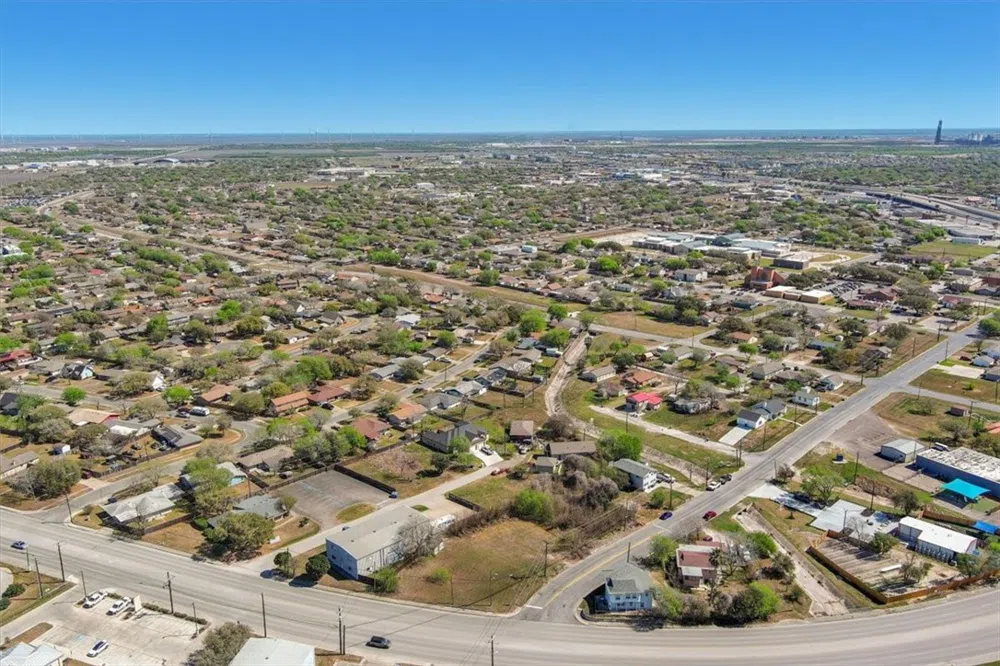 1011 W Broadway Avenue Portland, TX 78374