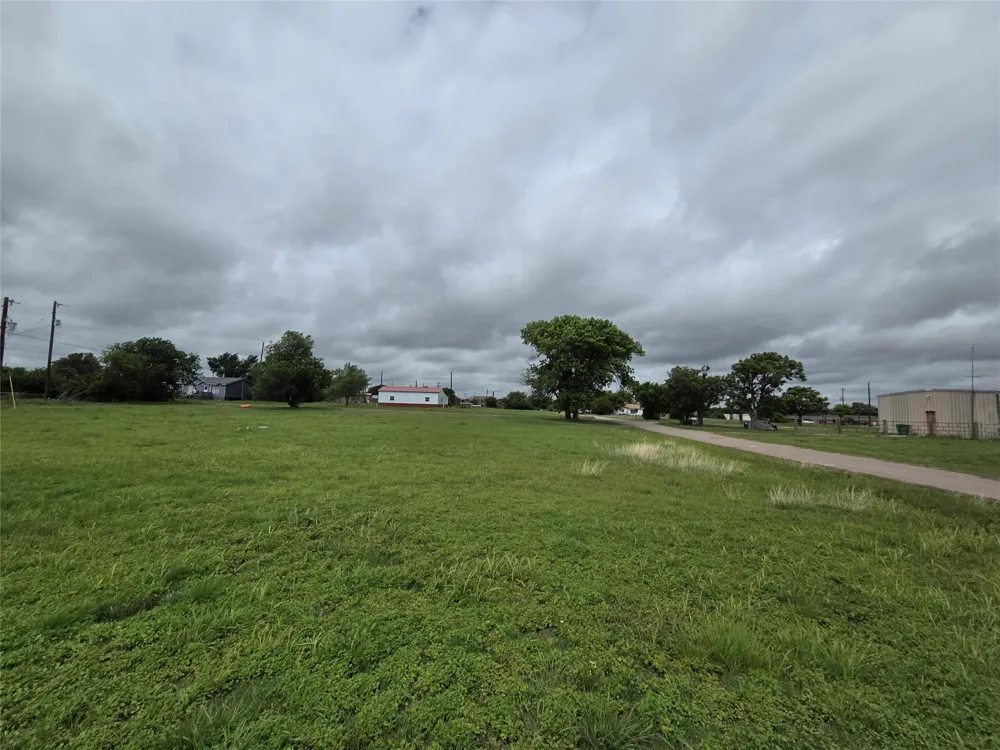 908 E Garrison Avenue Electra, TX 76360
