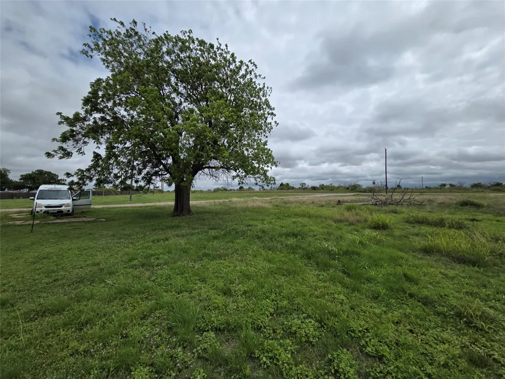 908 E Garrison Avenue Electra, TX 76360
