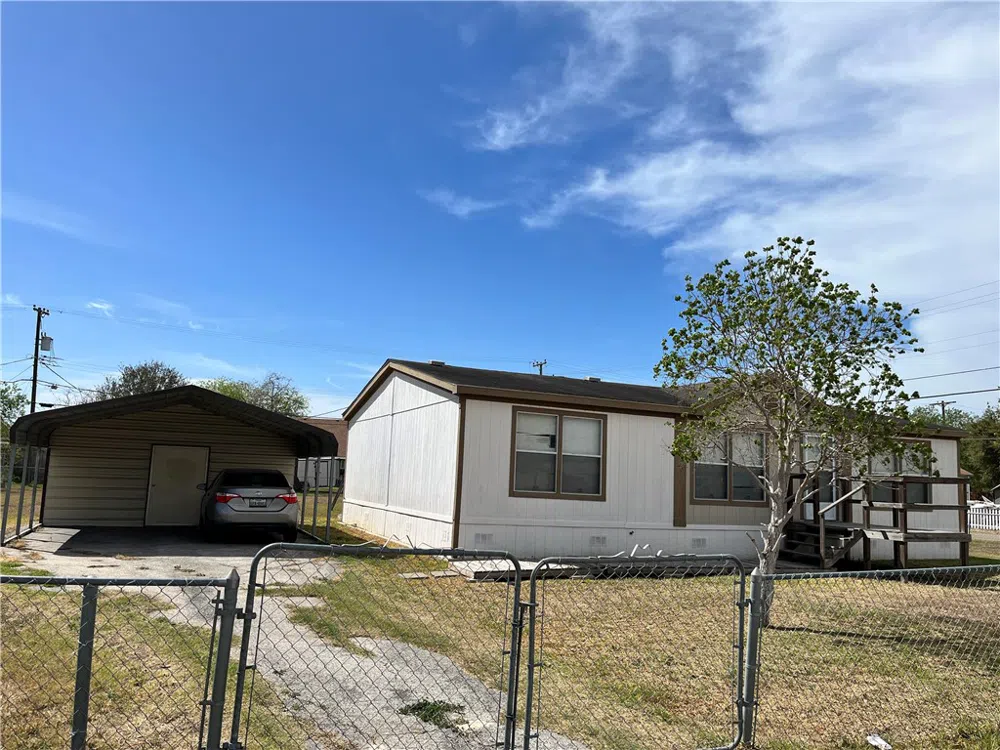 215 Elsie Avenue Agua Dulce, TX 78330