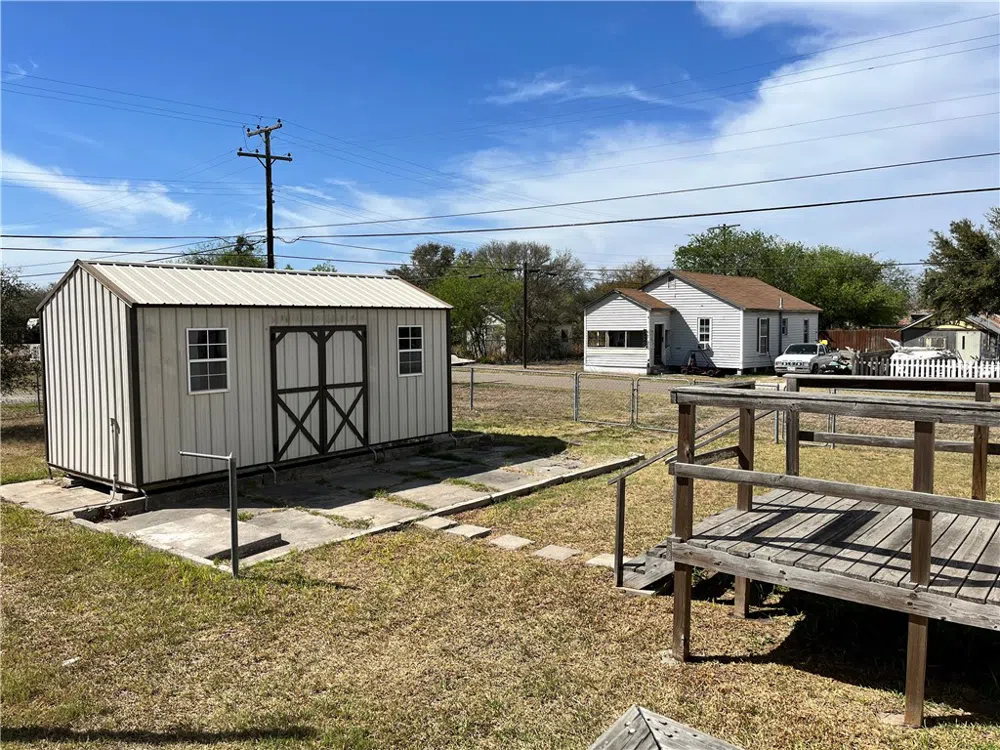 215 Elsie Avenue Agua Dulce, TX 78330