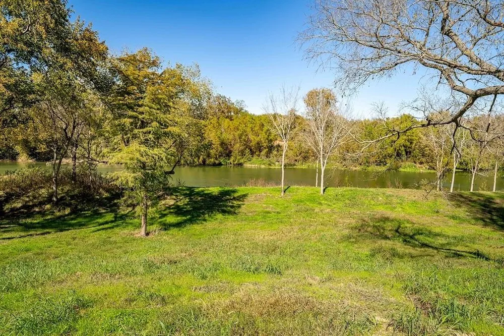4 Fayette Shores Cove West Point, TX 78963