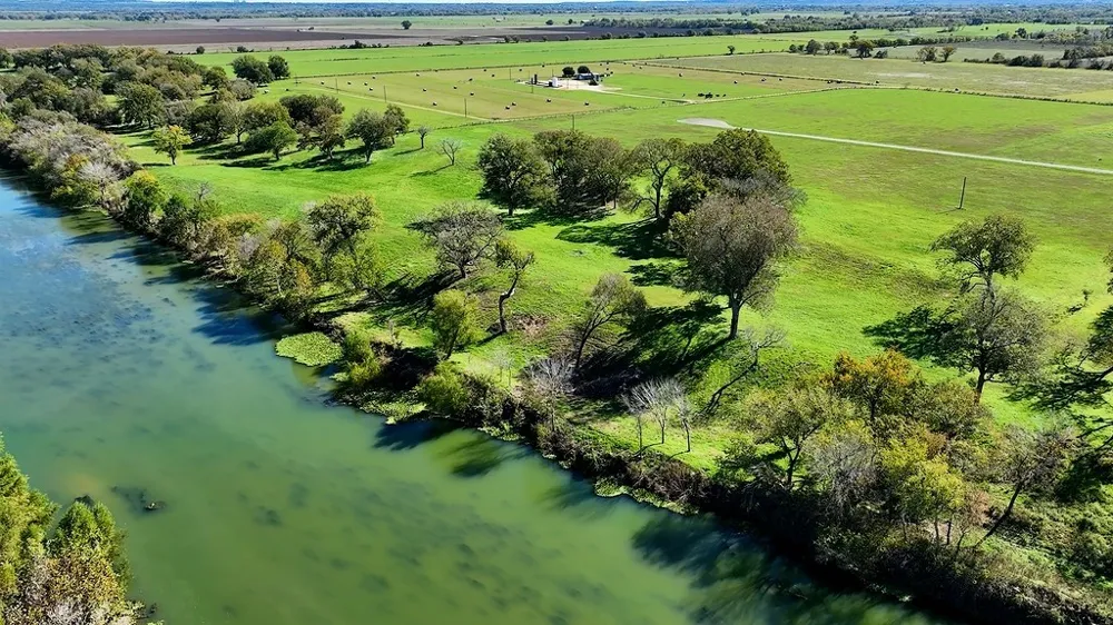 4 Fayette Shores Cove West Point, TX 78963