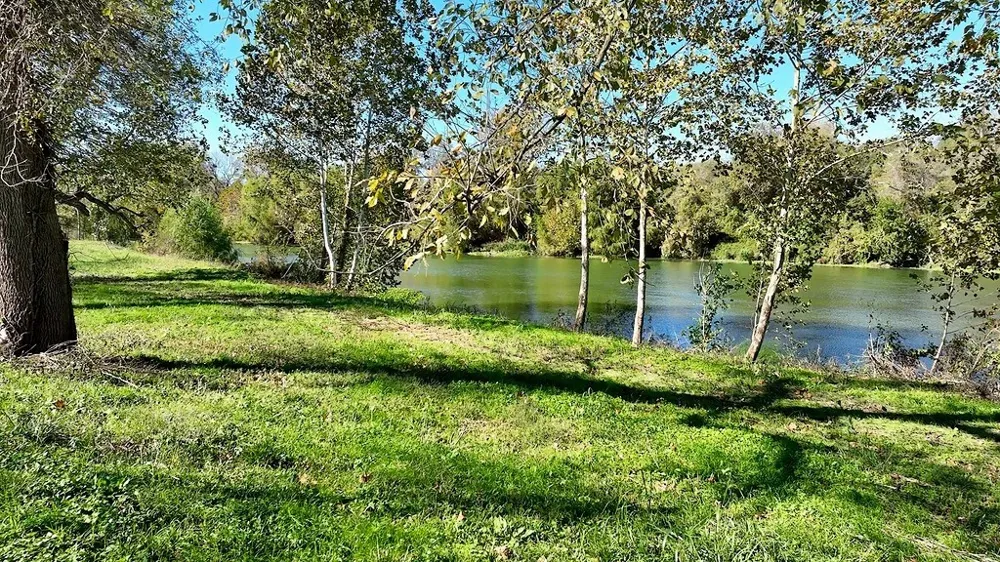 4 Fayette Shores Cove West Point, TX 78963