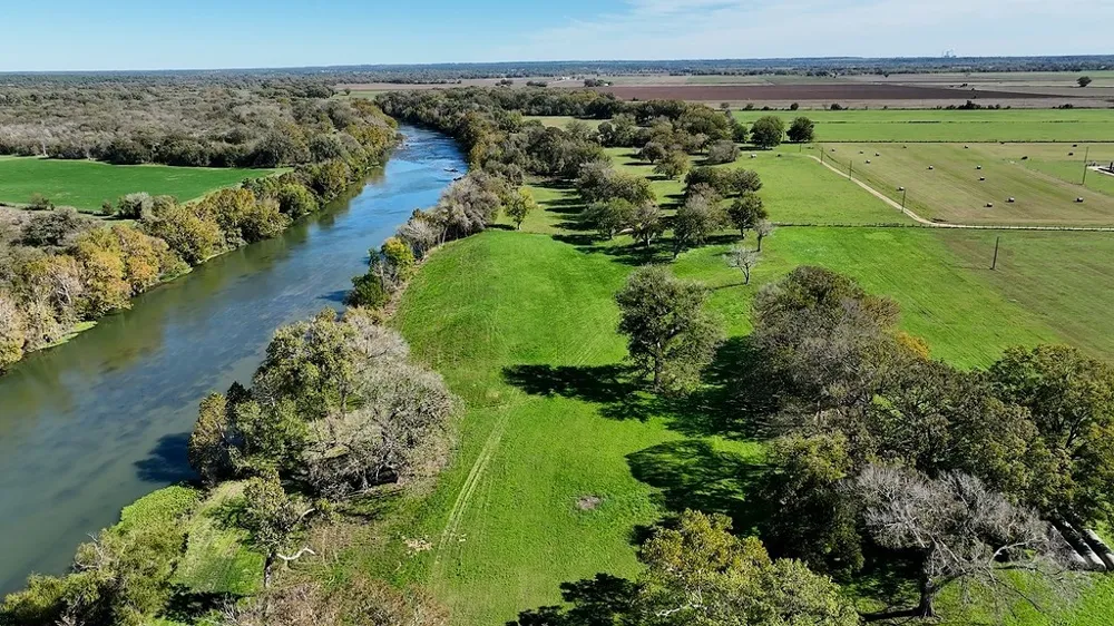 4 Fayette Shores Cove West Point, TX 78963