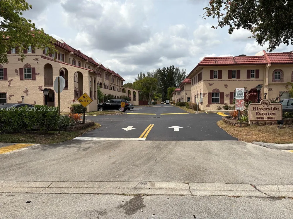 30 Forest Hills Dr Coral Springs, FL 33065