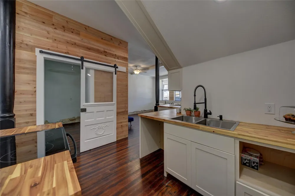 103 Main #B Moulton, TX 77975