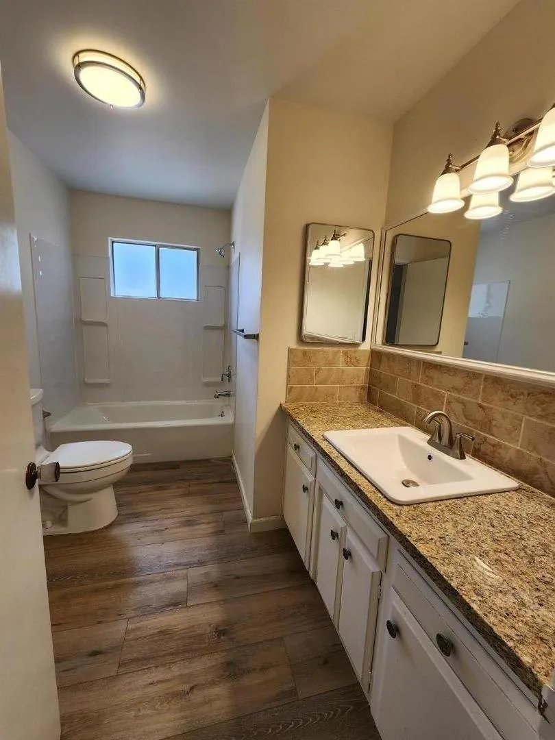 8831 E Herndon Avenue Clovis, CA 93619