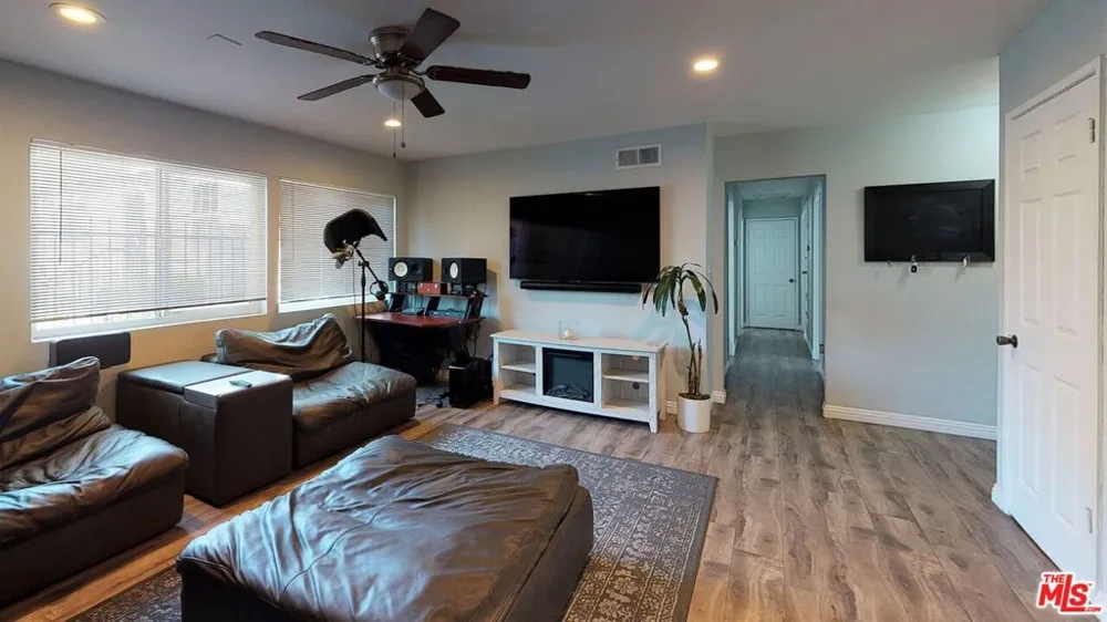 936 W 78th Street Los Angeles, CA 90044