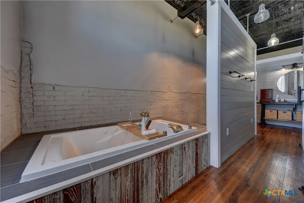 103 Main #B Moulton, TX 77975