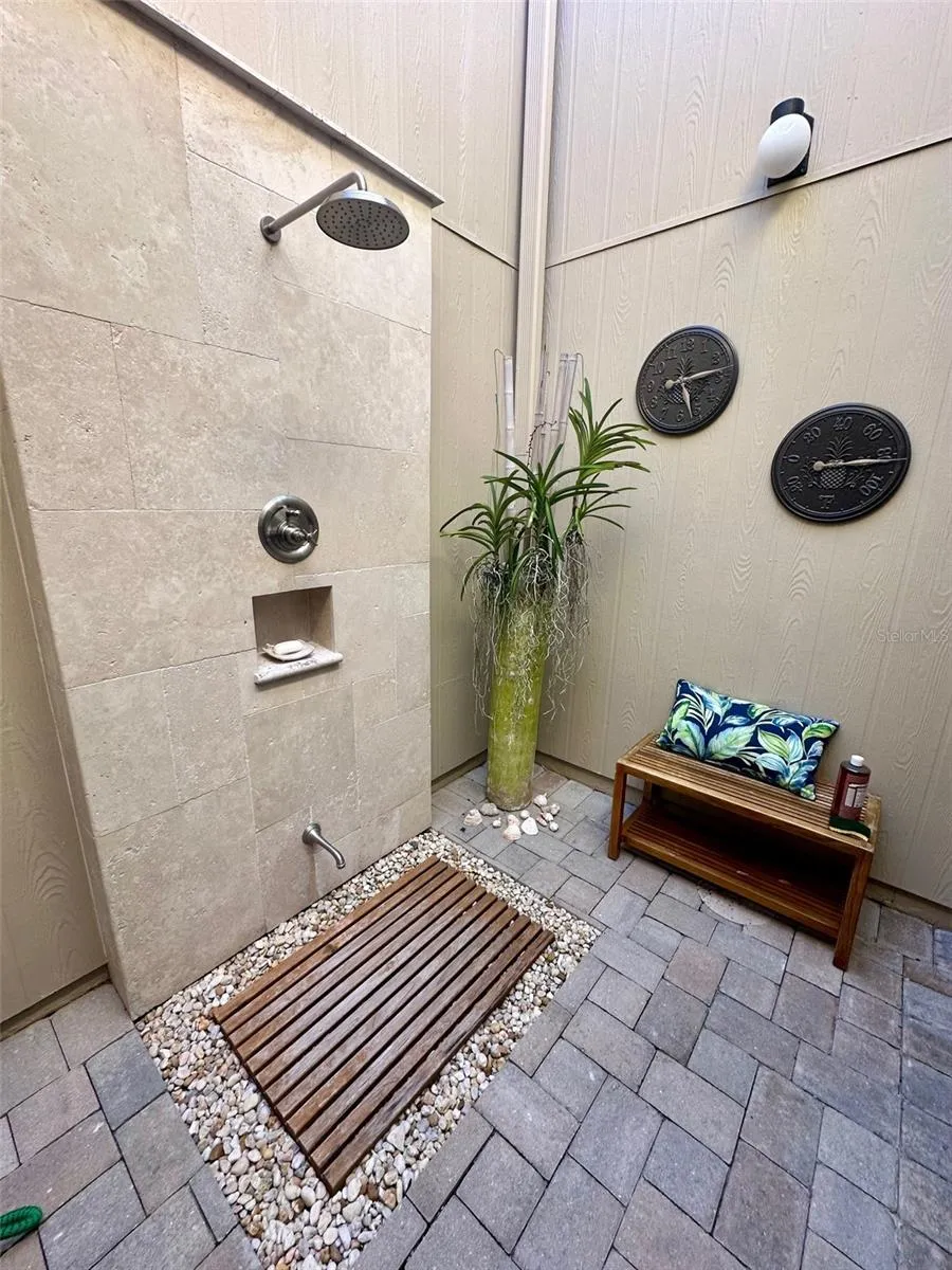 2319 HARBOUR OAKS DRIVE Longboat Key, FL 34228