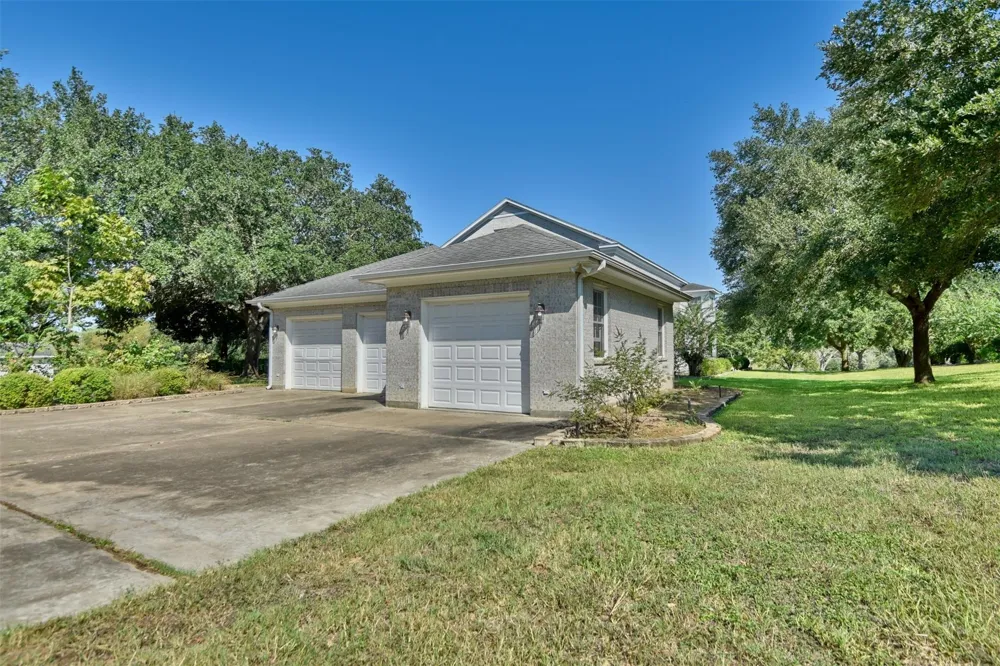 10777 Mazoch Road Weimar, TX 78962
