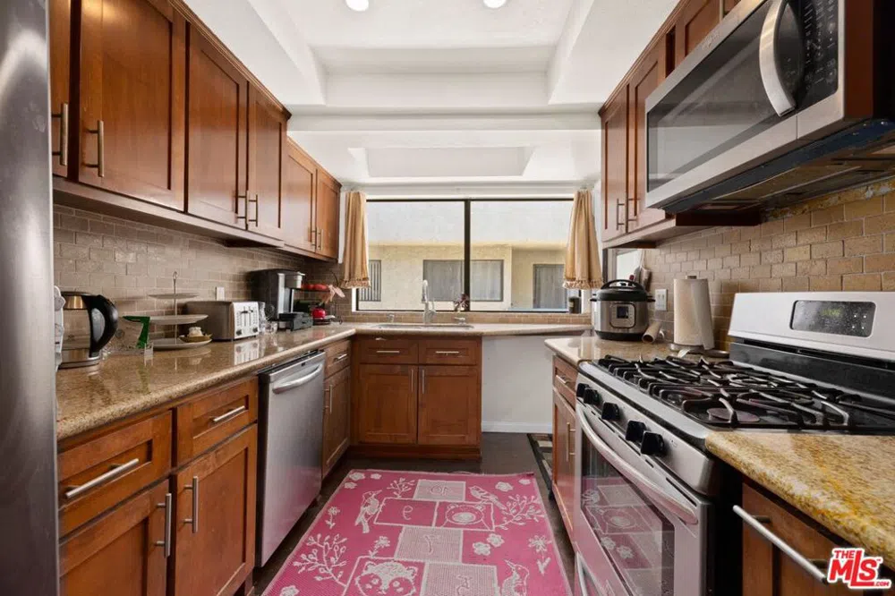 17832 Margate Street Encino, CA 91316