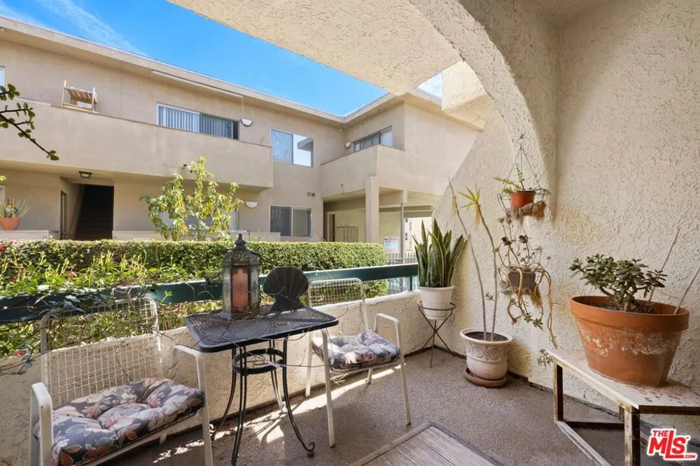 17832 Margate Street Encino, CA 91316