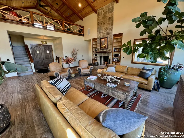 163 Northridge Dr Mountain Home, TX 78058