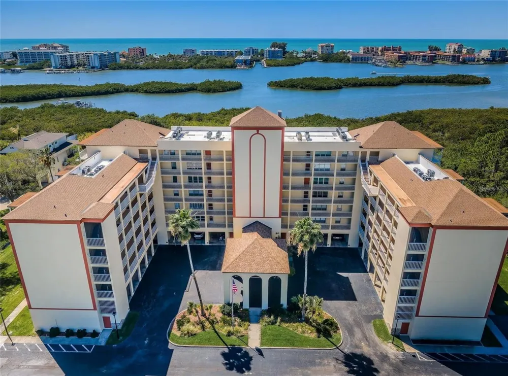 9000 COMMODORE DRIVE #302 Seminole, FL 33776