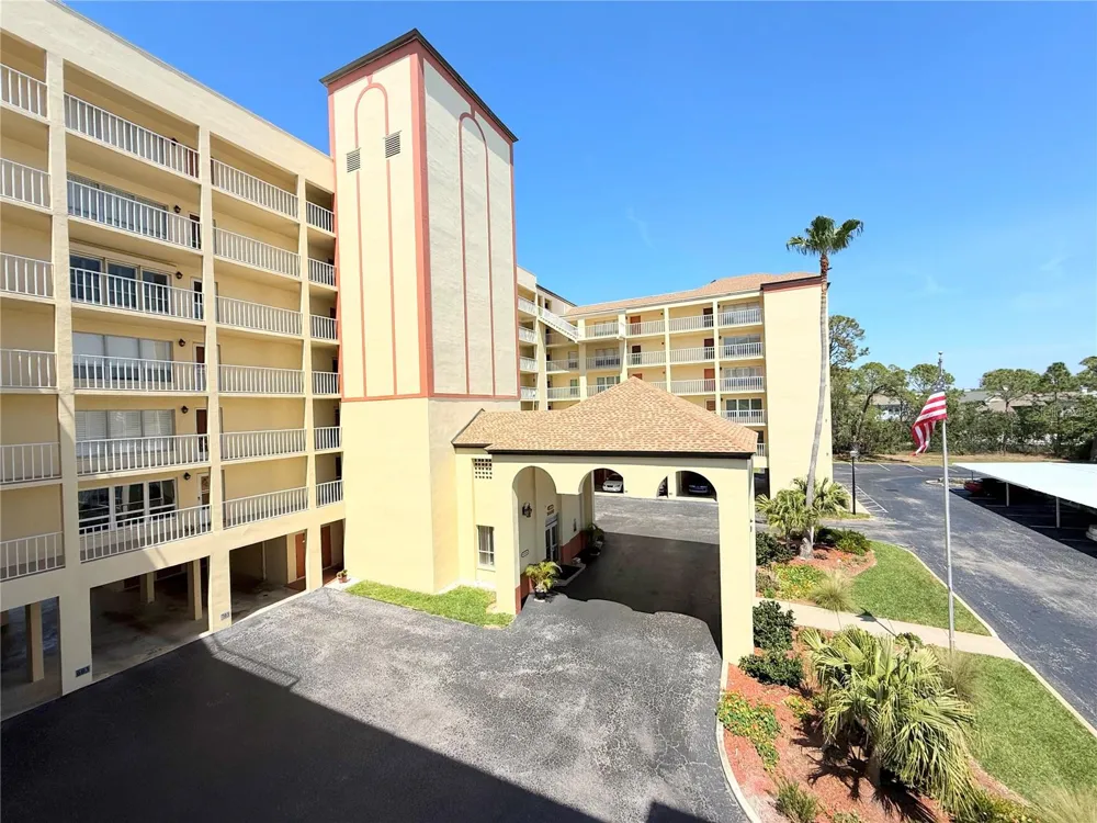 9000 COMMODORE DRIVE #302 Seminole, FL 33776