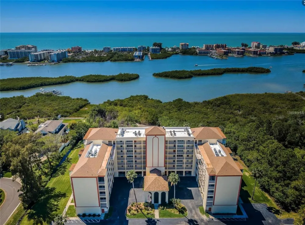 9000 COMMODORE DRIVE #302 Seminole, FL 33776