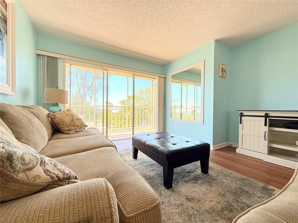 9000 COMMODORE DRIVE #302 Seminole, FL 33776