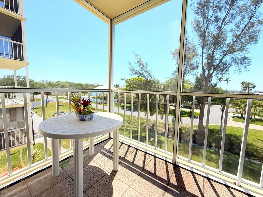 9000 COMMODORE DRIVE #302 Seminole, FL 33776