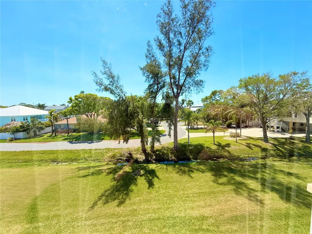 9000 COMMODORE DRIVE #302 Seminole, FL 33776