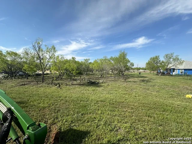 148 County Road 2667 Devine, TX 78016