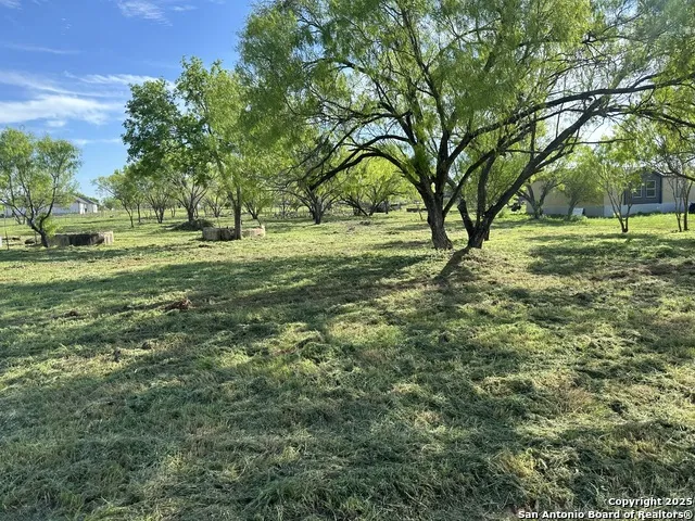 148 County Road 2667 Devine, TX 78016