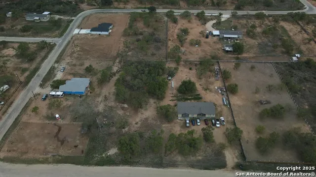 148 County Road 2667 Devine, TX 78016