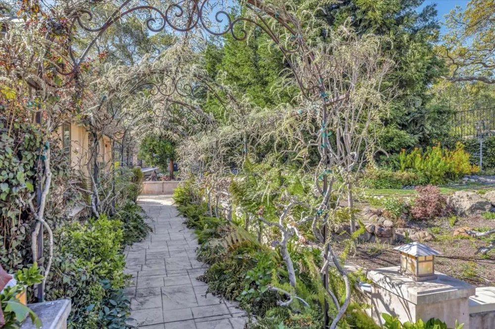28025 Natoma Road Los Altos Hills, CA 94022