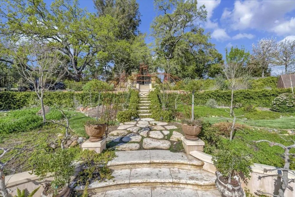 28025 Natoma Road Los Altos Hills, CA 94022
