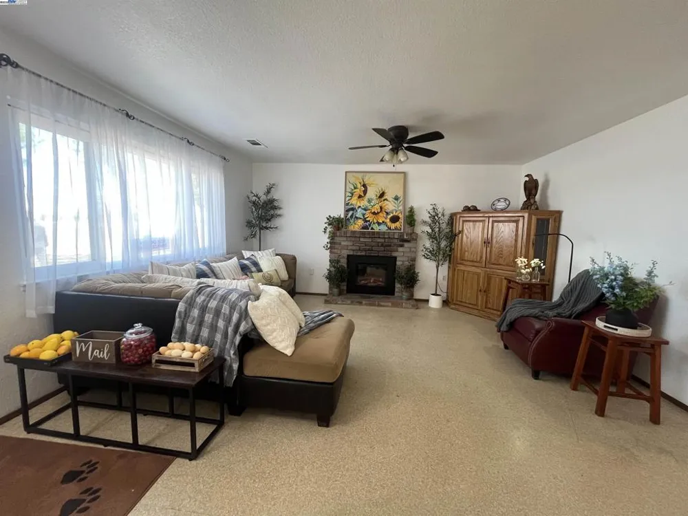 1290 Orange Ave Patterson, CA 95363