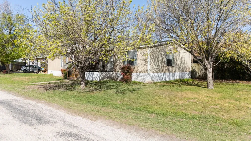209 E Sheldon Avenue Thrall, TX 76578