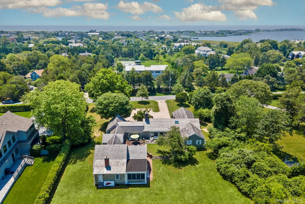19 Quaquanantuck Lane Quogue, NY 11959