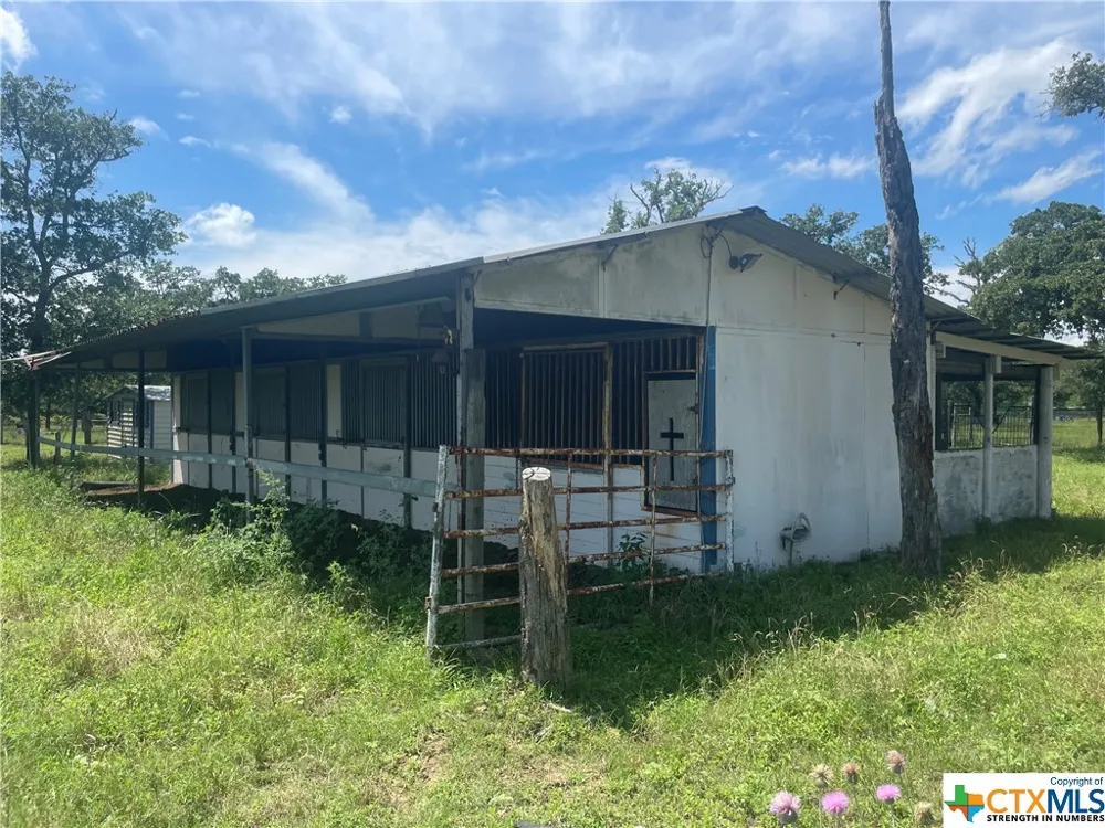 1130 Blacksmith Ln Weimar, TX 78962
