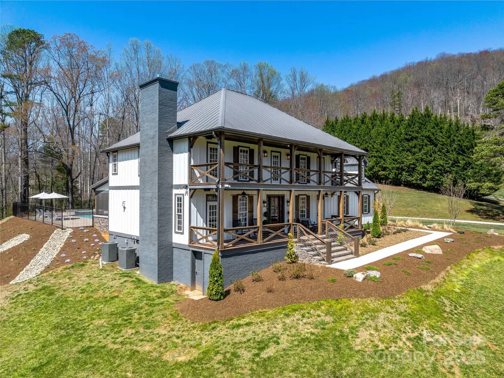 59 W Bradford Hill Road Mills River, NC 28759