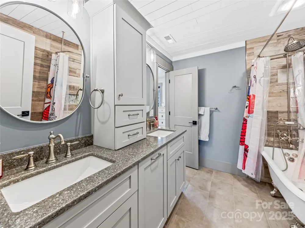 59 W Bradford Hill Road Mills River, NC 28759