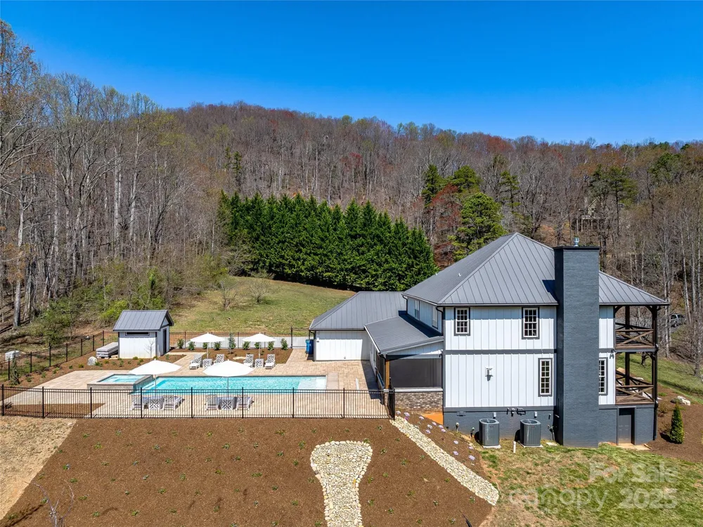 59 W Bradford Hill Road Mills River, NC 28759