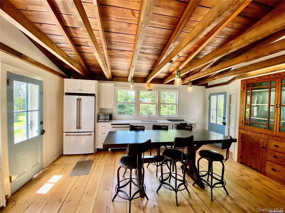 1685 Peconic Lane Peconic, NY 11958
