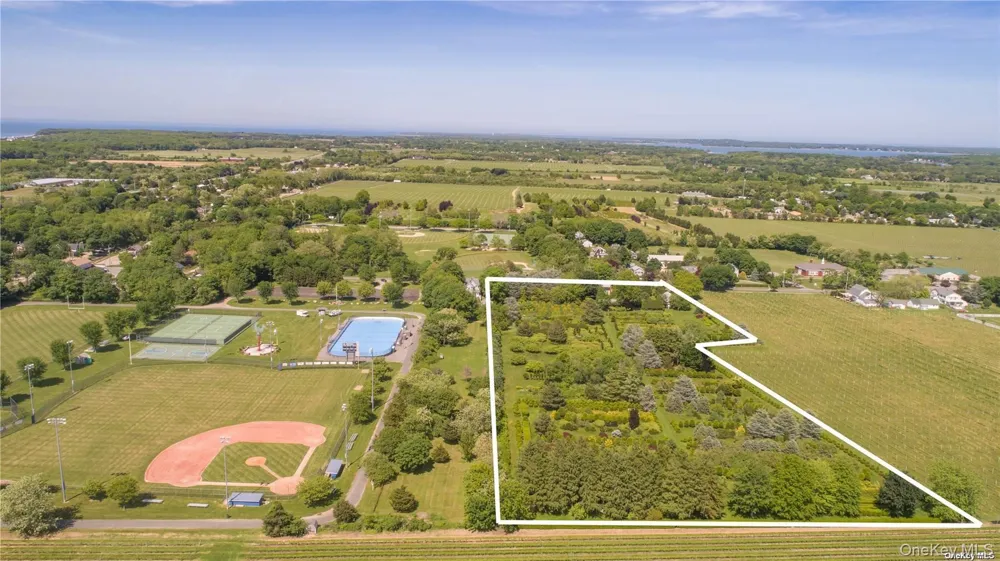 1685 Peconic Lane Peconic, NY 11958