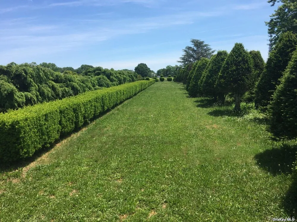1685 Peconic Lane Peconic, NY 11958