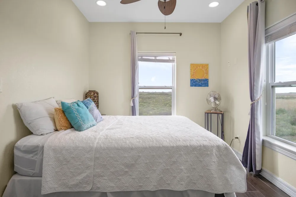 1086 Pennington Street Gilchrist, TX 77617